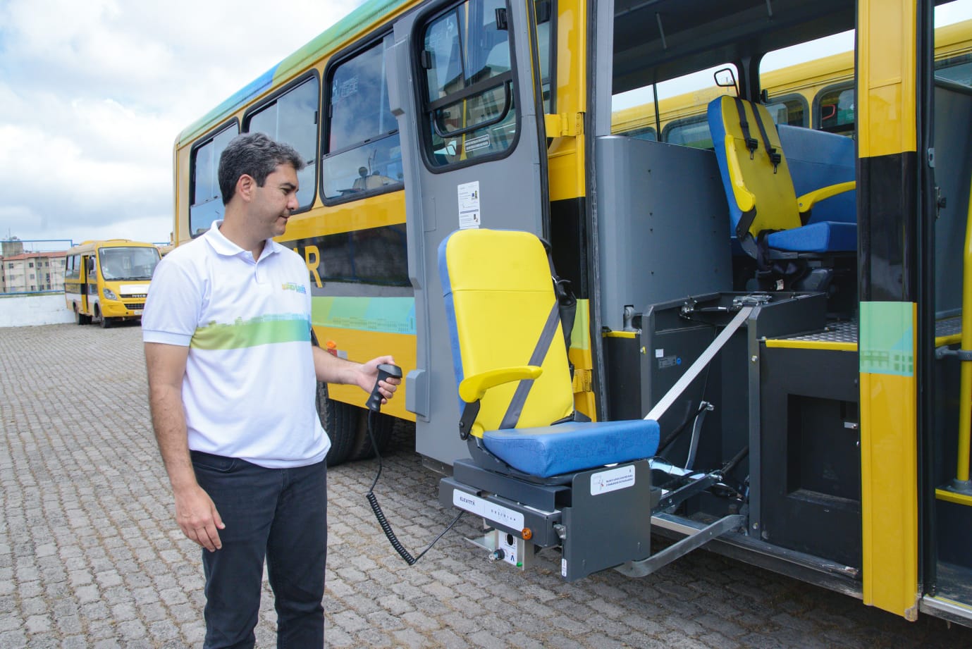 Prefeitura entrega 10 novos ônibus escolares acessibilidade à rede