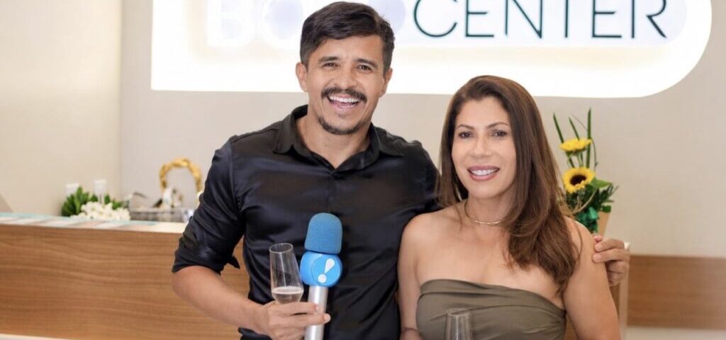 Apresentador William Santos e Kátia Braga